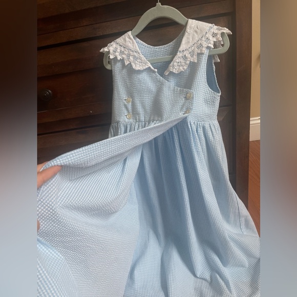 Beautiful seersucker dress with embroidered lace collar - Picture 3 of 7